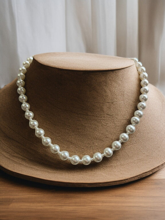 Single-strand pearl necklace.